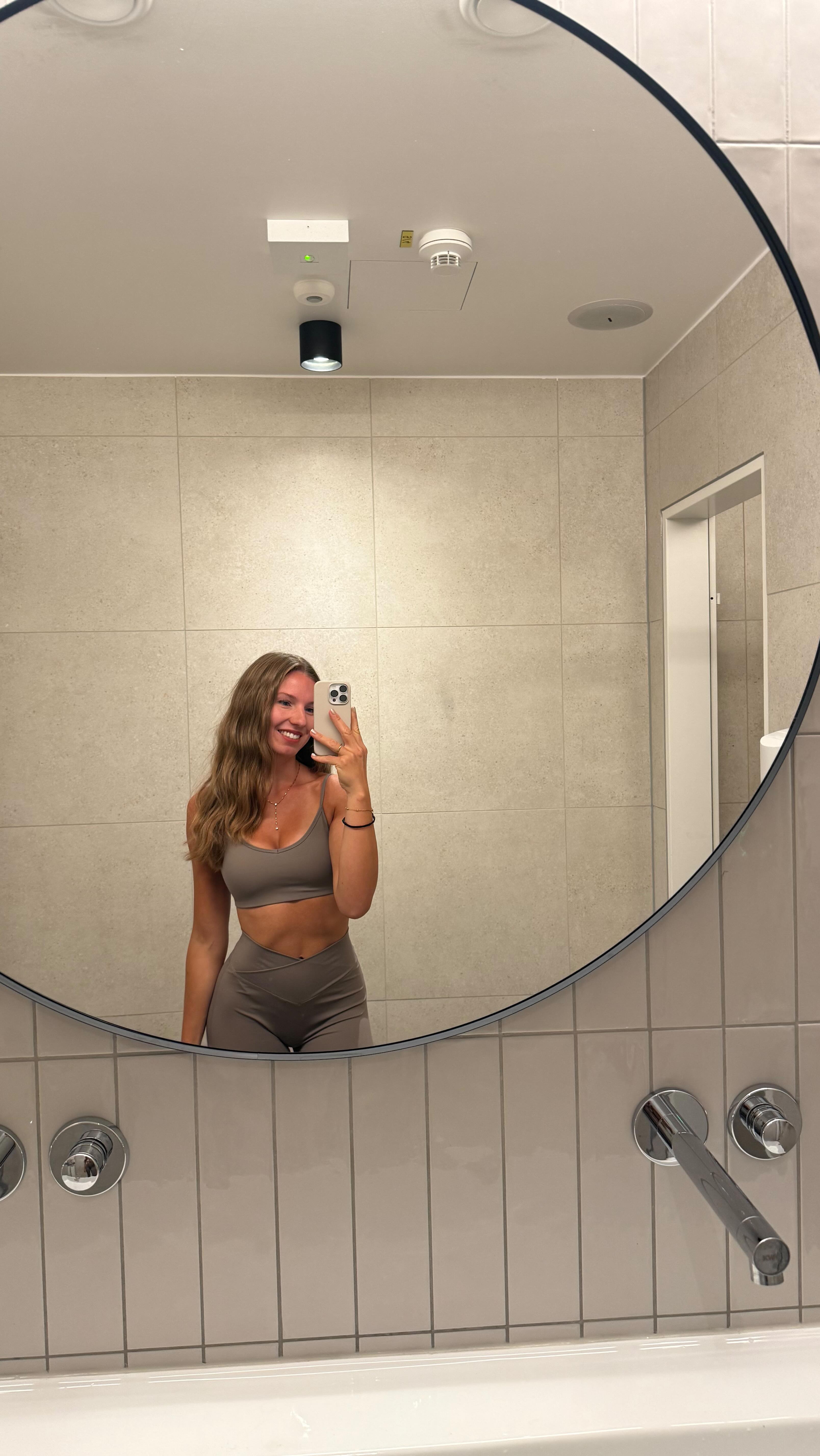 Instagram post by @celine_wsn for AYBL. Caption reads: [...] trage ich das Sculpt Set von @aybl....