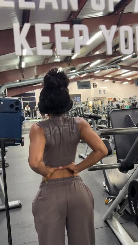 Instagram post by @angfi.tness for DFYNE. Caption reads: hourglass build unlocked 🔓 

outfit....