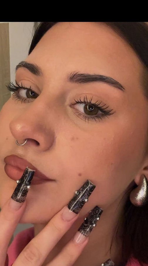 Instagram post by @kristyna.hockova for Syoss. Caption reads: super easy barveni oboci do 5-10 minut!
miluju....