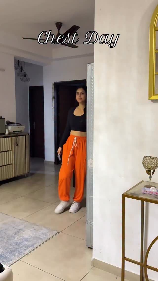 Instagram post by @lipsticksanddiapers for Savana. Caption reads: Chest day done right 💪🏻
.
Outfit from @savana....