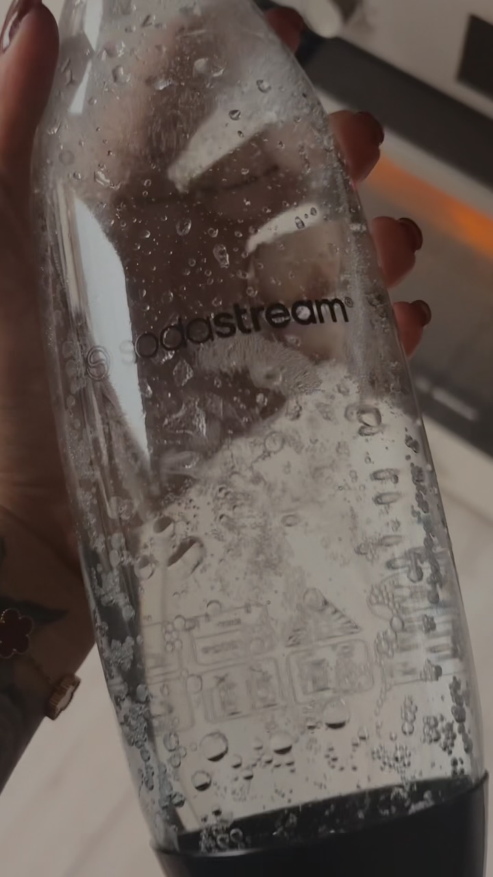 Instagram post by @sg_eveliin for SodaStream. Caption reads: [...] gyümölcsös 7Up frissítőm a SodaStream....