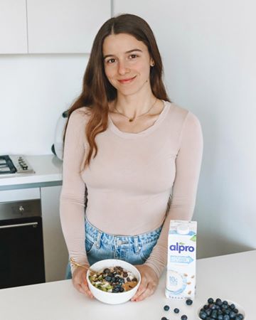 Instagram post by @tessbegg for THRIVE Magazine. Caption reads: Chia brekkie bowl that’s energising and packed....