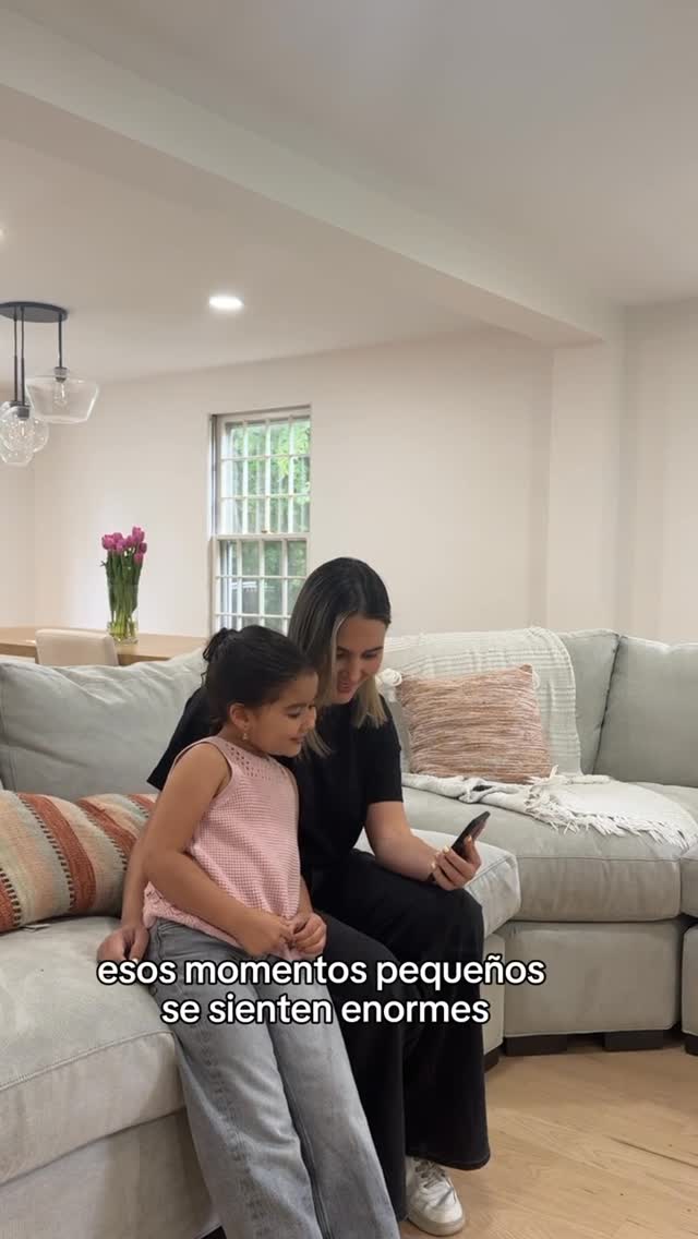 Instagram post by @ana.velez89 for Xfinity. Caption reads: Qué es lo que más valoras cuando estás lejos de....