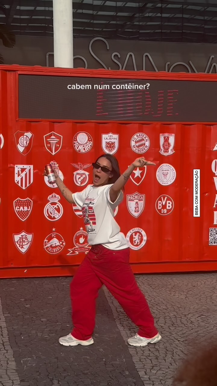Instagram post by @valenbandeira for Budweiser. Caption reads: hoje o Brasil chega na Copa do Mundo de Clubes....