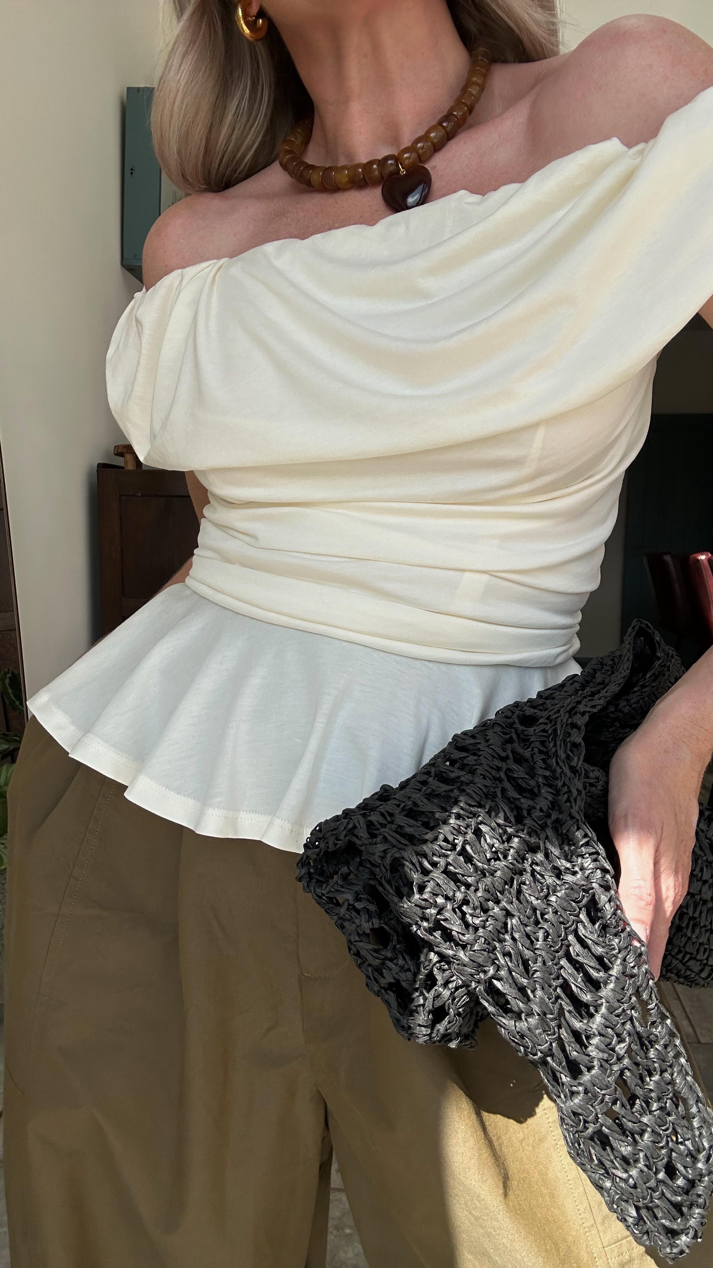 Instagram post by @maimy_pea for ALOHAS. Caption reads: [...] @leonorayang_official *pr
Shoes @alohas....