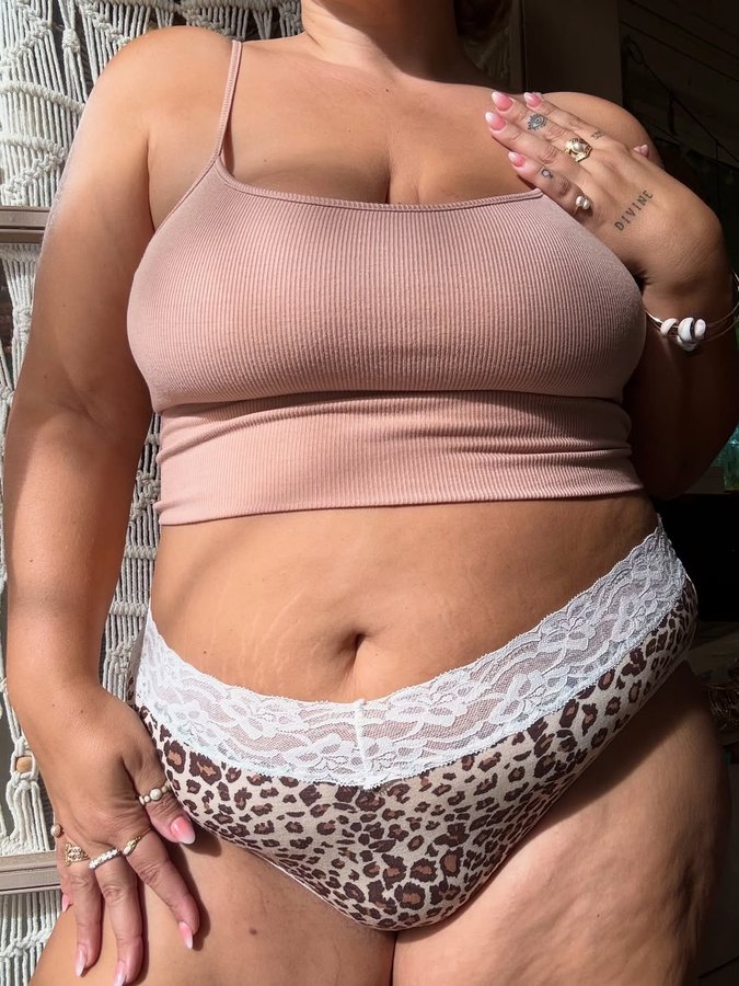 Instagram post by @bofdivinity for Splendies. Caption reads: [...] ☀️
feeling comfy + confident in my....