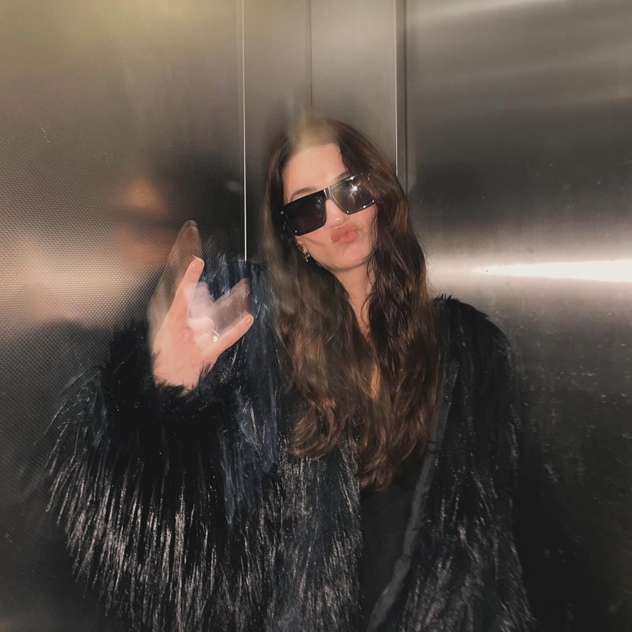 Instagram post by @cerenbenderlioglu for Touche Prive. Caption reads: #reklam Photo by Nur Benderlioğlu with crazy mom.