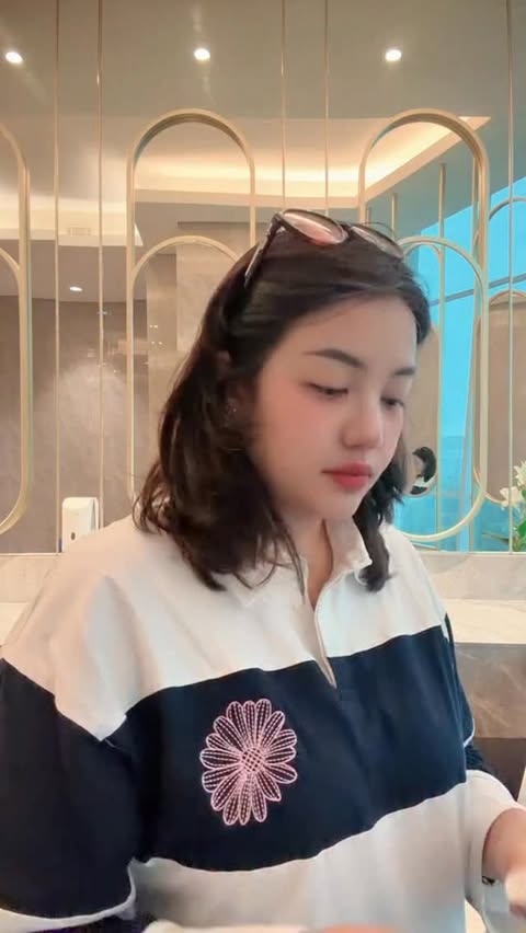 Instagram post by @grajpoetry for Barenbliss. Caption reads: Yg waras ya Lipstik @barenbliss_id Blush on....