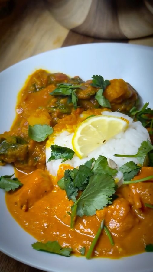 Instagram post by @beefyboysfoodtour for Joseph Joseph. Caption reads: [...] and fragrant rice cooked in the new....