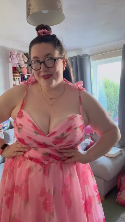 Instagram post by @plussizejord_ for JJ's House. Caption reads: [...] pink floral dream 💃🏻🍓✨🌸💖 Dress is....