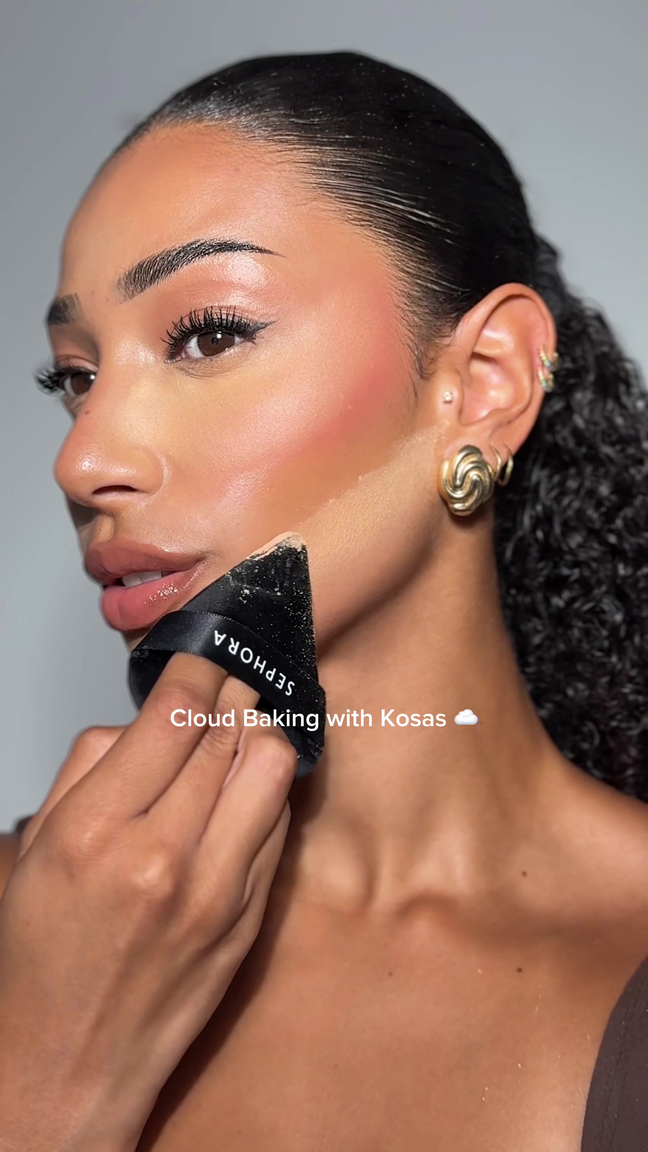 TikTok post by @s_dl_a for Kosas. Caption reads: [...] Set Loose Powder e il Cloud Set Mist di....