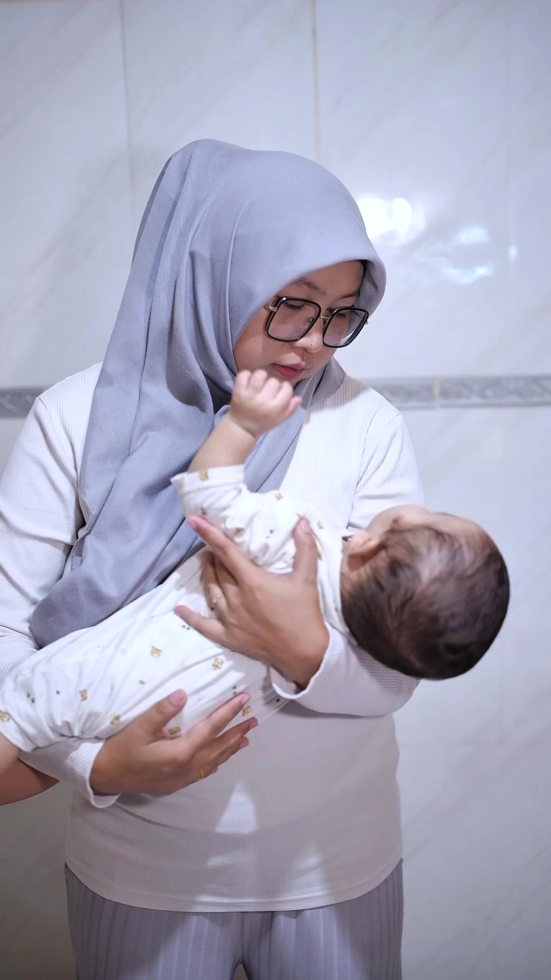 TikTok post by @deri_emon for GENTLY Baby. Caption reads: [...] biiin adek bisa tidur nyenyak lagi... Gently....
