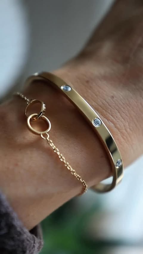 Instagram post by @rellarubint for Daniel Wellington. Caption reads: hirdetés || This Black Friday hits different....