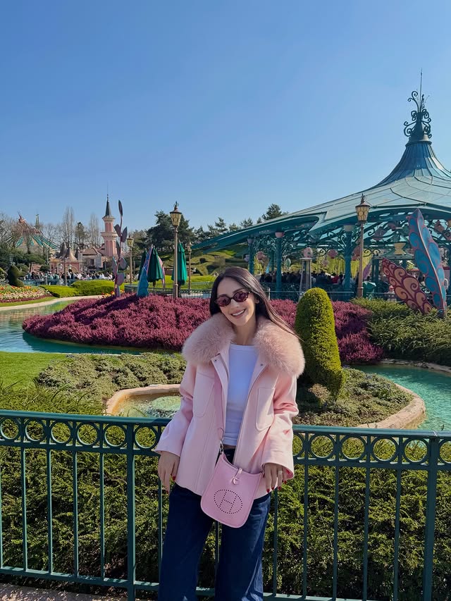 Instagram post by an influencer for Jera Design. Caption reads: Another little tick on my to-do list ✔️✨🏰😍♥️....