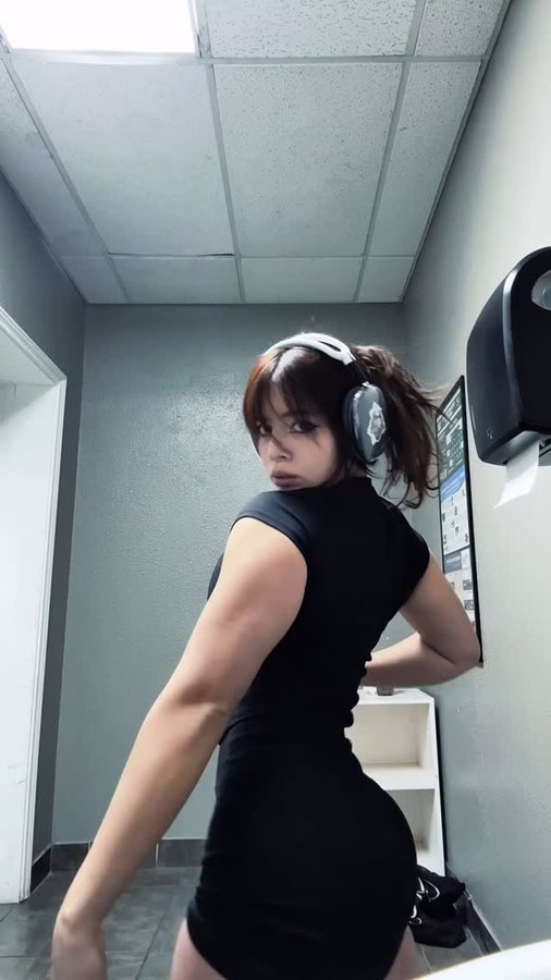 Instagram post by @sappiirre for Boba Tea Protein. Caption reads: [...] by the day 🎮

@breathedivinity....