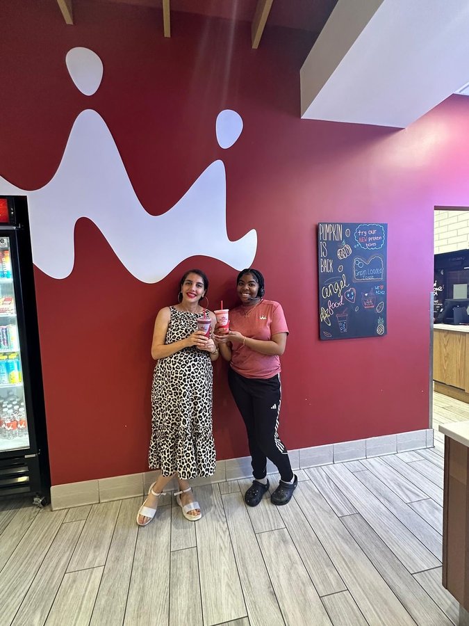 Instagram post by @parisa_jean_family for Smoothie King. Caption reads: [...] بهترین برند اسموتی مورد علاقه من ✌️....