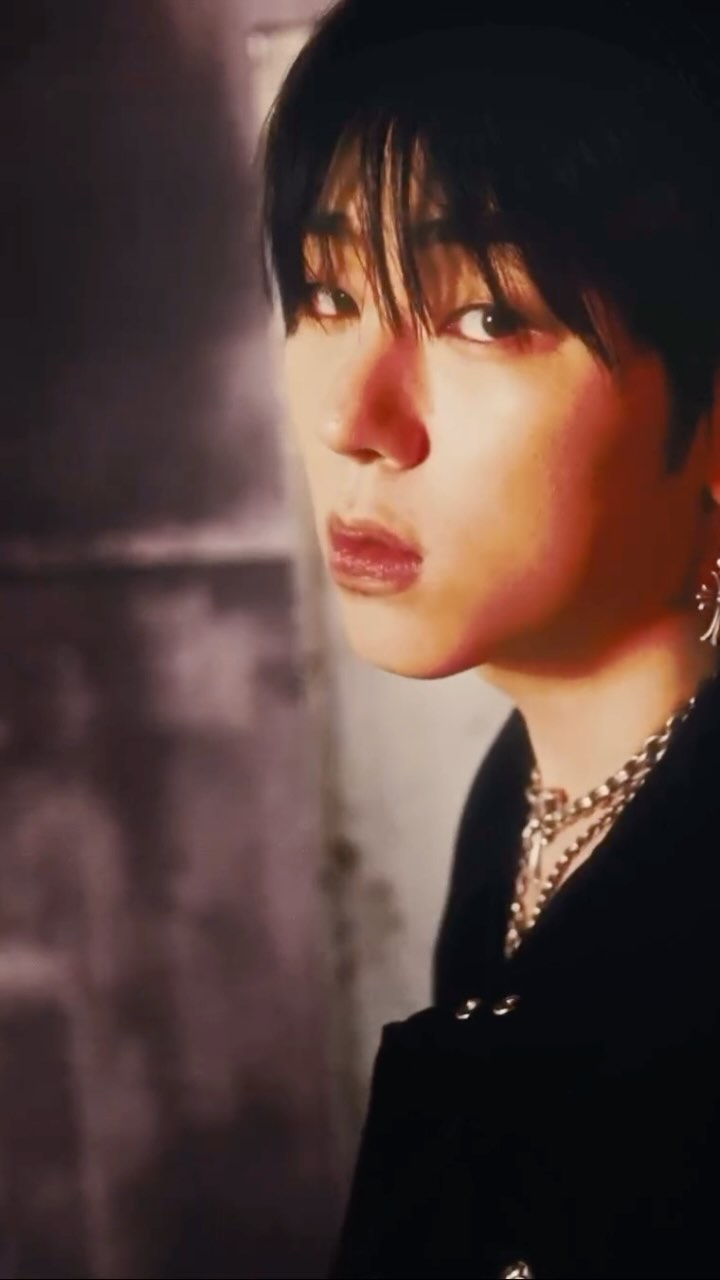 Instagram post by @makeuphyohyo_oohs for Chrome Hearts. Caption reads: voguekorea #협찬 #VoguePictures #ZICO
지코가 바라보는 곳에,....