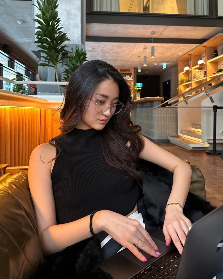 Instagram post by @chaewonkim for Clearly. Caption reads: [...] that my new glasses are pink 💗 @clearlyca....