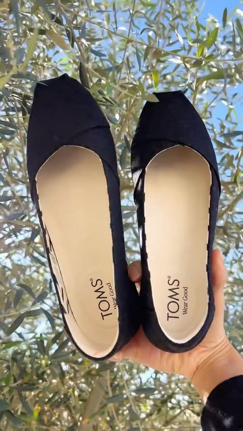Instagram post by @xo_dynaaa for TOMS. Caption reads: Sunday adventures in @toms black Alpargata ✨ What....