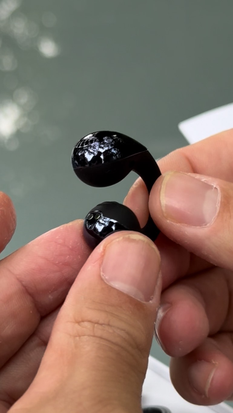 Instagram post by @leokhitara for SOUNDPEATS. Caption reads: 🎧 Unboxing the PearClip Pro from....