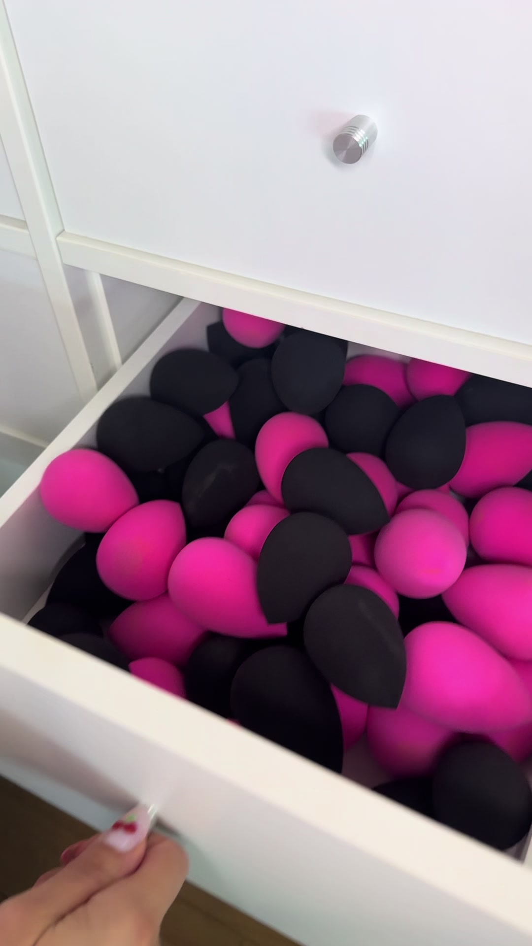 TikTok post by @bilintinamakeup for Beautyblender. Caption reads: 🧼 It’s time to clean my Beautyblenders! I use the....