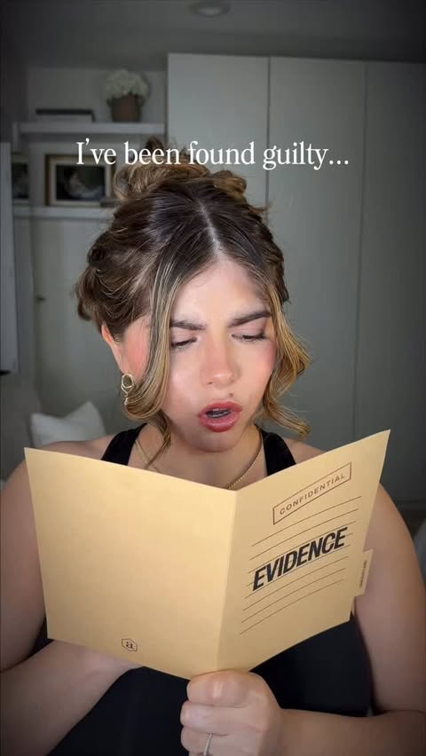 Instagram post by @jen.alondra for Apres Nail. Caption reads: [...] nails made of soft gel? LETHAL!!! 🖤😫....