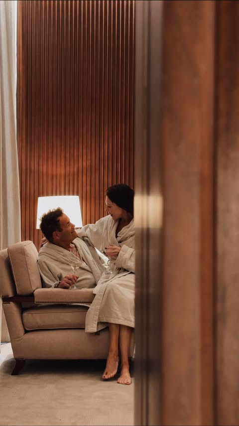 Instagram post by @lornaluxe for Augustinus Bader. Caption reads: [...] I play with my pressies

In this....