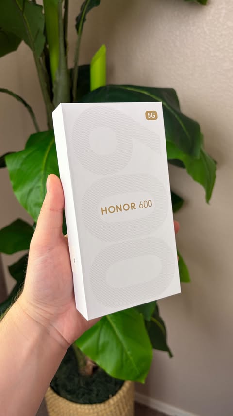 Instagram post by @kevinbreezetv for HONOR. Caption reads: Honor 600 - Unboxing! @honorglobal #Honor600 [...].