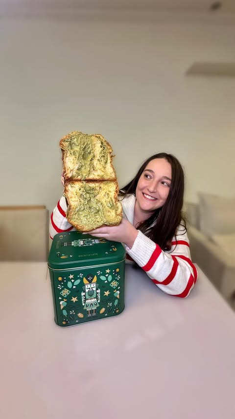Instagram post by @sprimentando_ for Bacio di Latte. Caption reads: Panettone Pistacchio da @baciodilatte Será que....