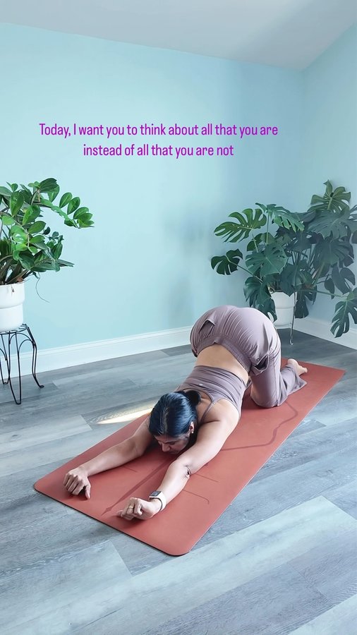 Instagram post by @irosenav for Ellie. Caption reads: You got this 💪! #happymonday 

Outfit....