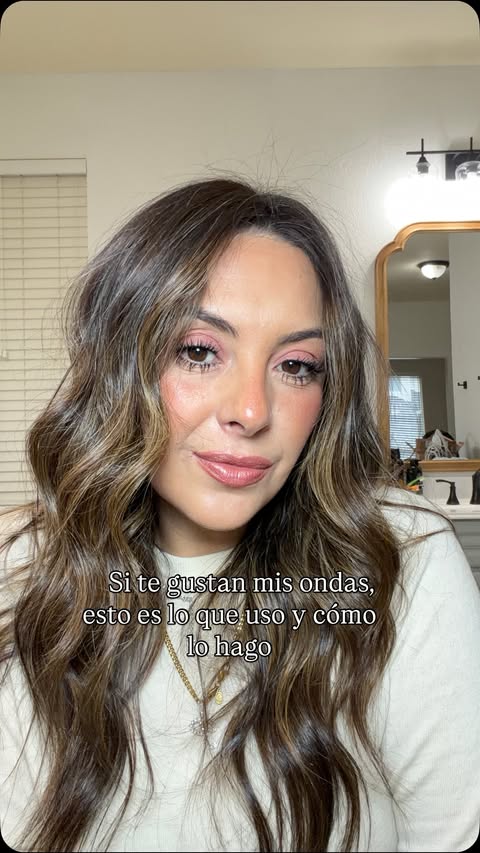 Instagram post by @mommyfashionfinds for Beachwaver. Caption reads: [...] me hago las ondas 🙈✨ Siempre uso mi....