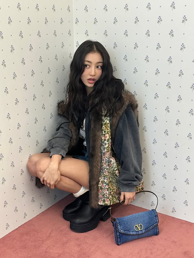 Instagram post by @_zyozyo for Valentino. Caption reads: 🎀

ad #valentinogaravani #devainbag....