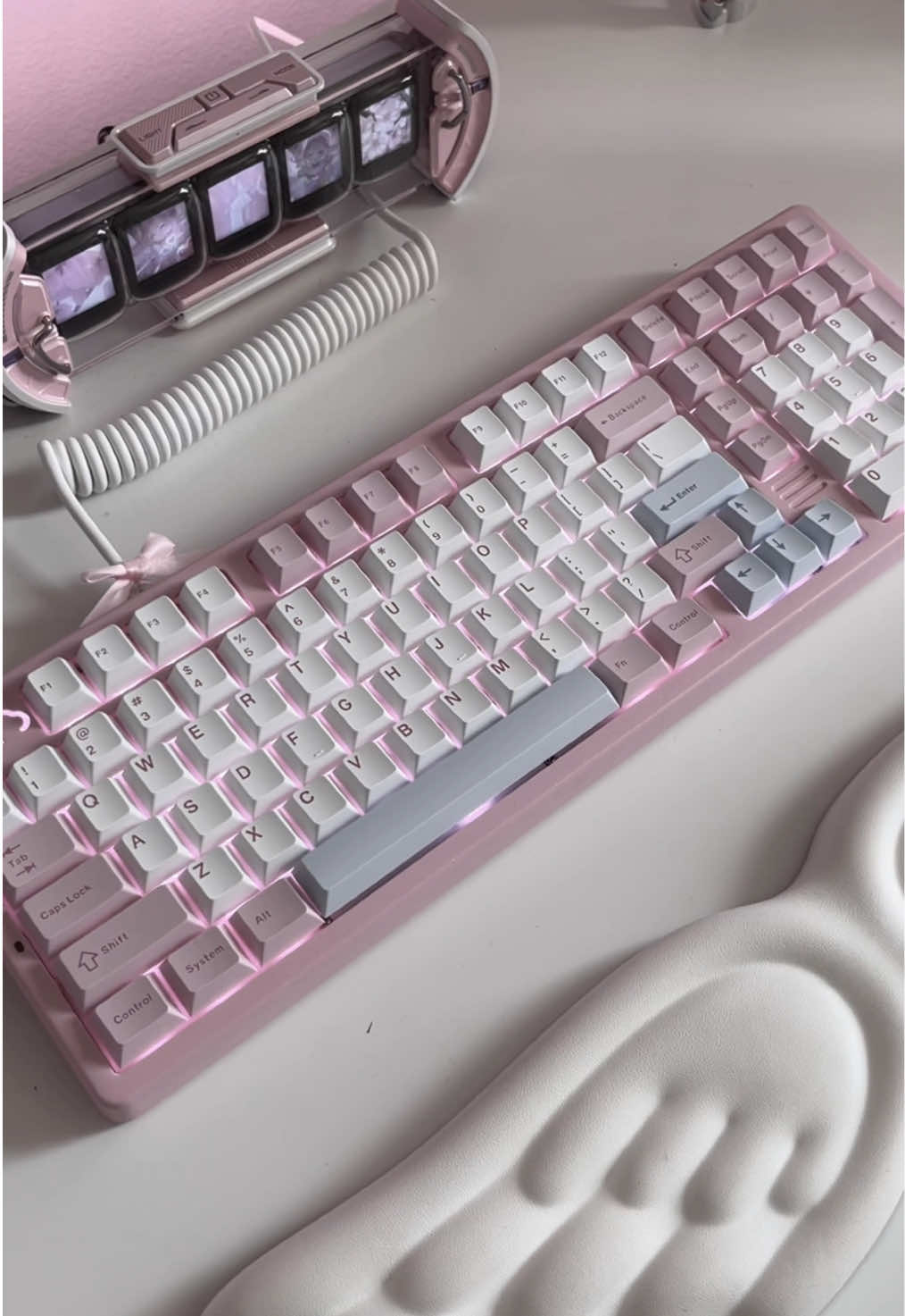 TikTok post by @cygneix for YUNZII. Caption reads: [...] this keyboard is AMAZING. 💖 this is the....