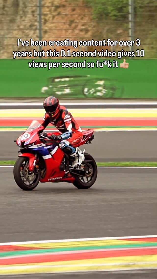 Instagram post by @elelo_pinto for Ruroc. Caption reads: Getting RACKS here 🤲🏼
•
Wearing @ruroc their....