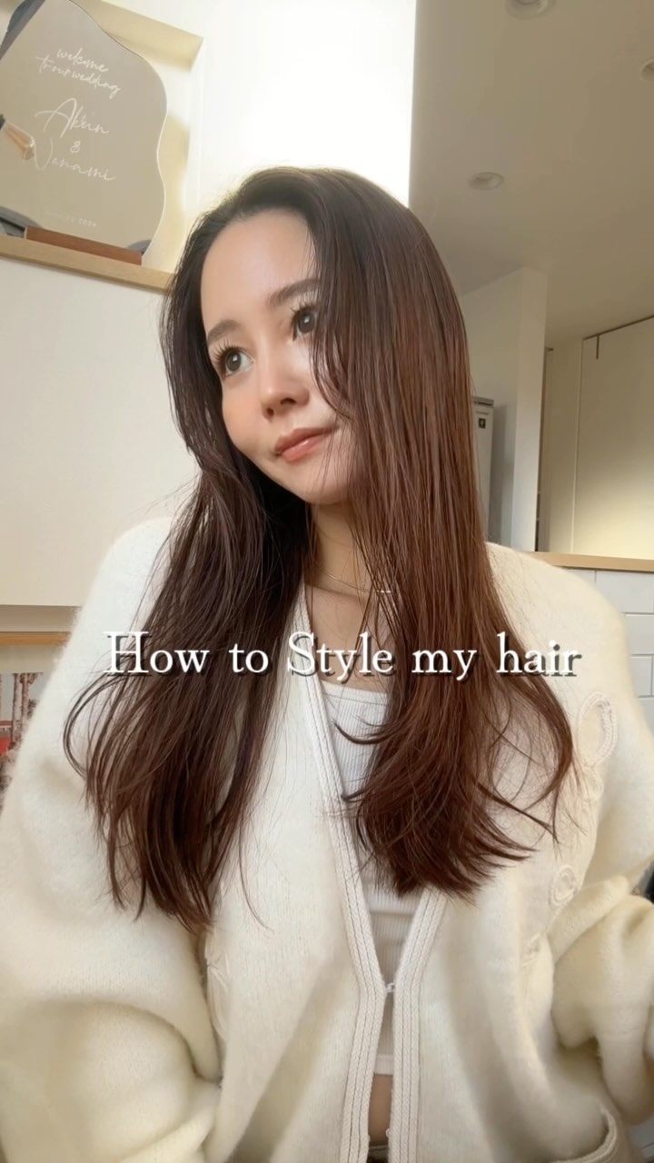 Instagram post by @nanami023 for Axxzia. Caption reads: 忙しい朝でも簡単にできるナチュラルヘアーです✨
くしのようなアイロンで、髪をとかすように通すだけで簡....