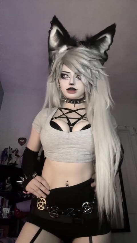 Instagram post by @malmalirl for MocoQueen. Caption reads: LOONAA 
patreon: meowingmal 

wig:....
