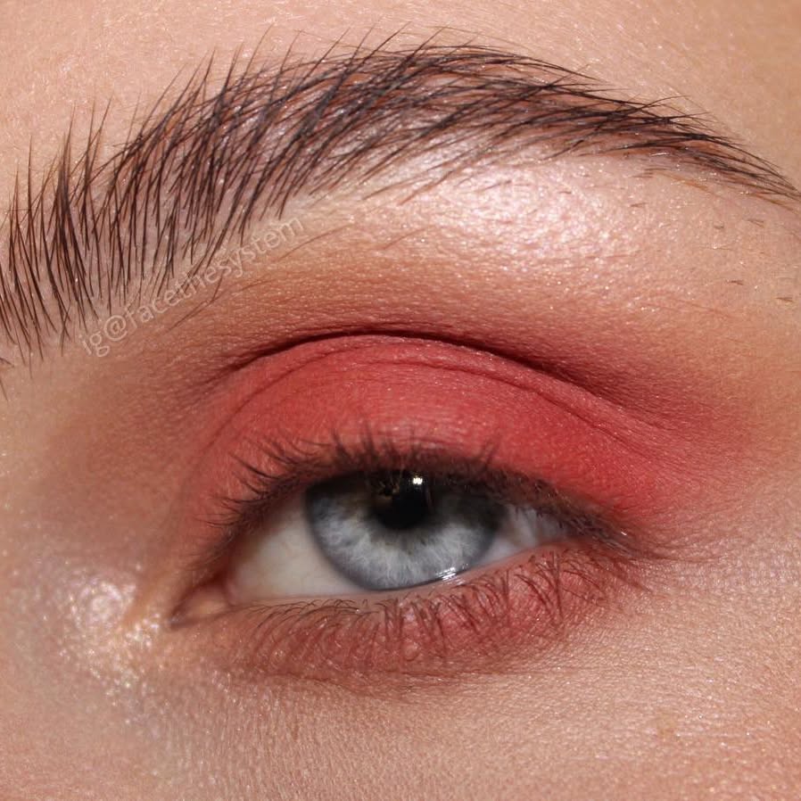 Instagram post by @facethesystem for Eye of Horus Cosmetics. Caption reads: [...] Eos Strobe gel [werbung] -....
