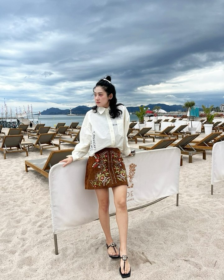 Instagram post by @charmgirl_1005 for Roger Vivier. Caption reads: 🌼💛.