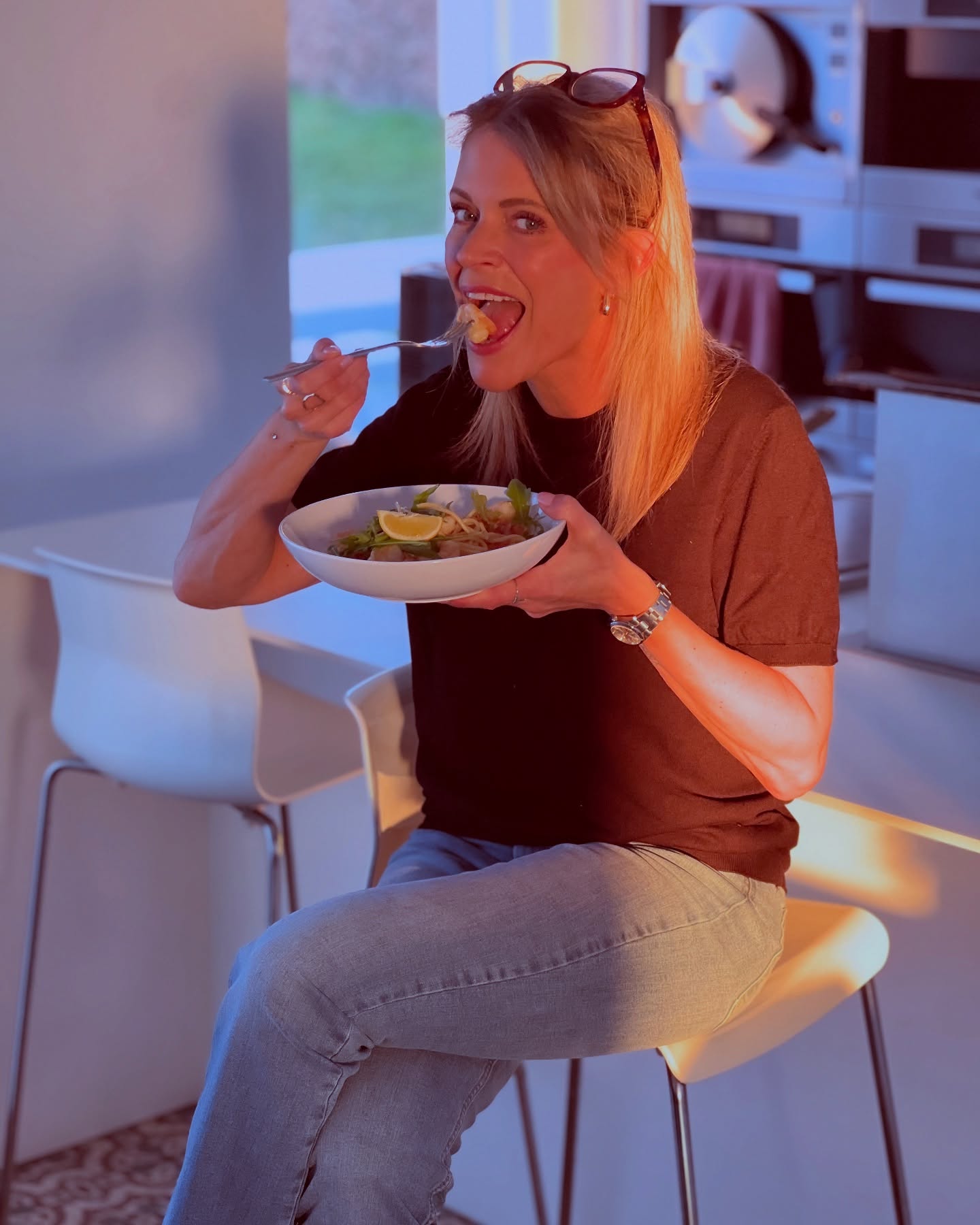 Instagram post by @karendamen for HelloFreshBE. Caption reads: #reclame Ne mens moet toch eten hè.. 🤷🏼‍♀️ Maar....