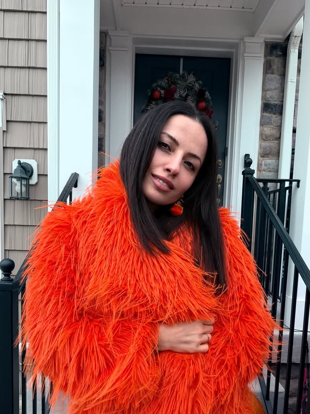 Instagram post by @merhabaamericaa for JardinVue. Caption reads: I fell in love with this color🧡 @jardinvue....