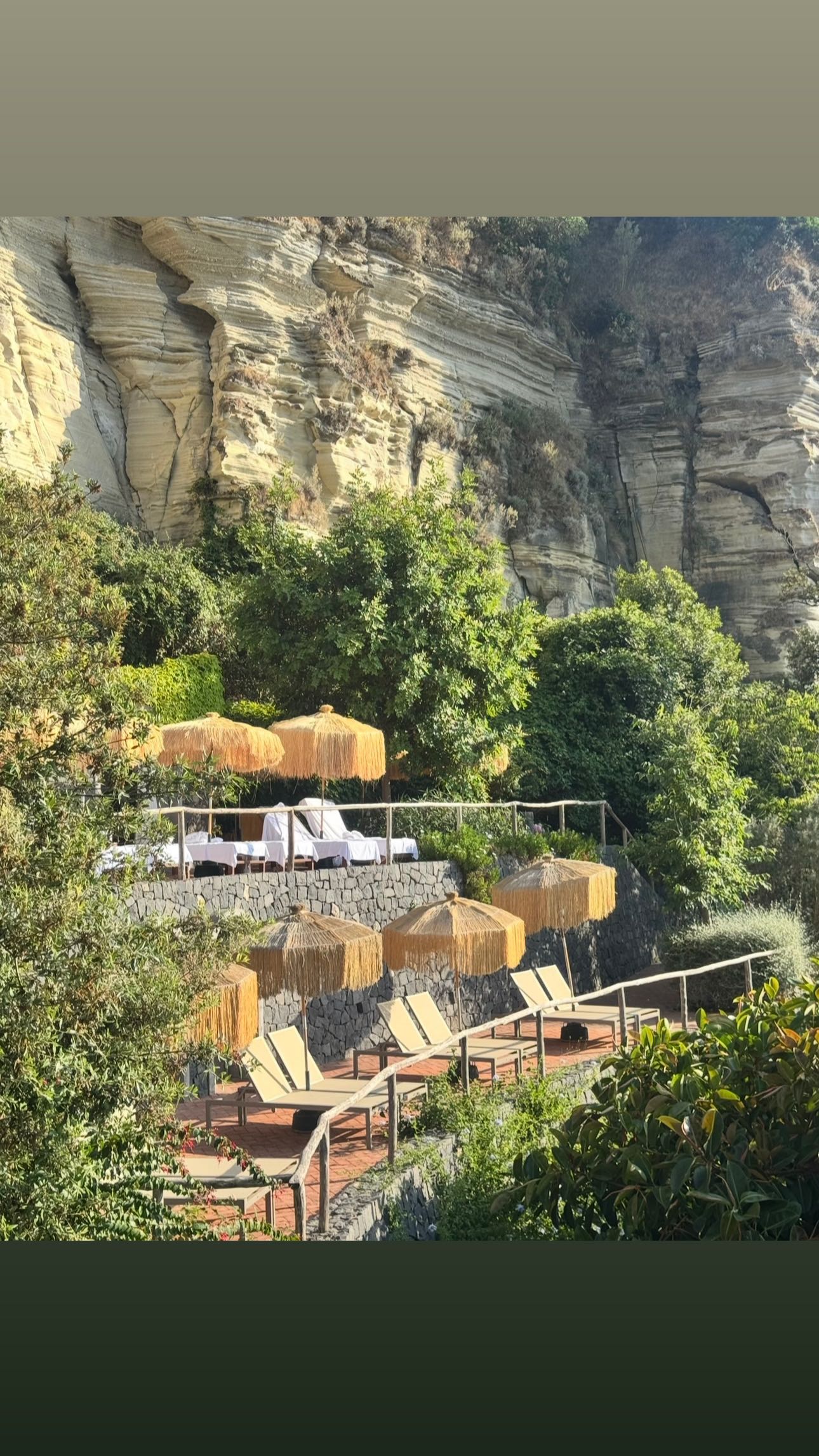 Instagram post by @carlottafiasella for Clinique Italia. Caption reads: con @cliniqueitalia 🫧 la mia pelle resta al [...].