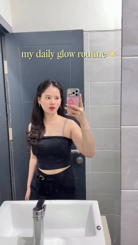 Instagram post by @angel_sensia for Glad2Glow. Caption reads: Wajib maskeran kalo mau glowing✨💅 @glad2glow....