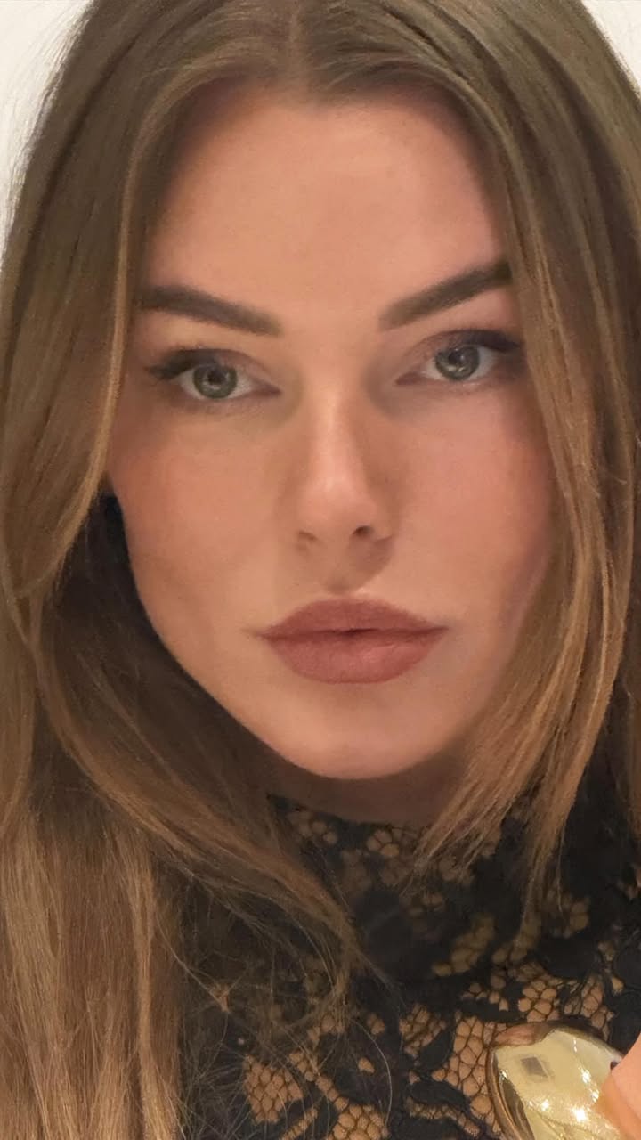 Instagram post by @vivianhoorn for CAIA Cosmetics. Caption reads: sunkissed skin because of the @caiacosmetics....