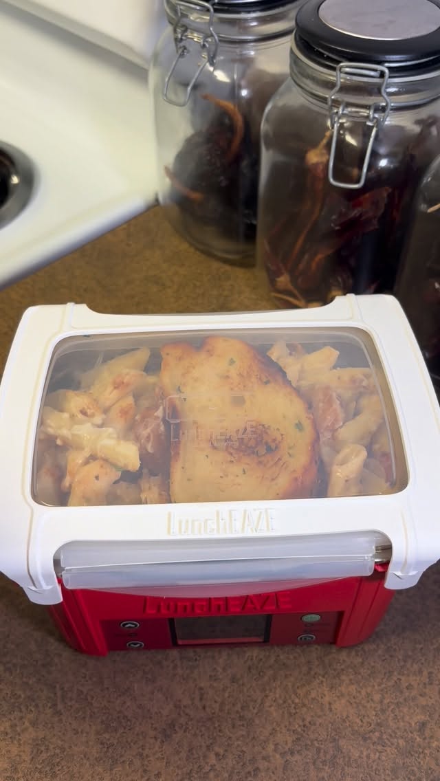 Instagram post by @cocinandoconjennaaay for LunchEAZE. Caption reads: [...] from, I’ll send you my Recipe Book 🥰....