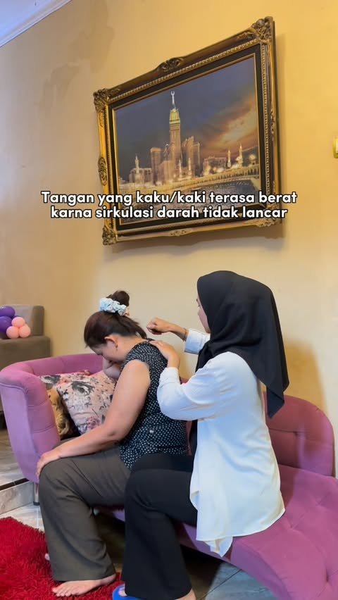Instagram post by @fassyaaz for Ayriz Oil Indonesia. Caption reads: Kalo mama uda ngeluh pegel pegel langsung aku....