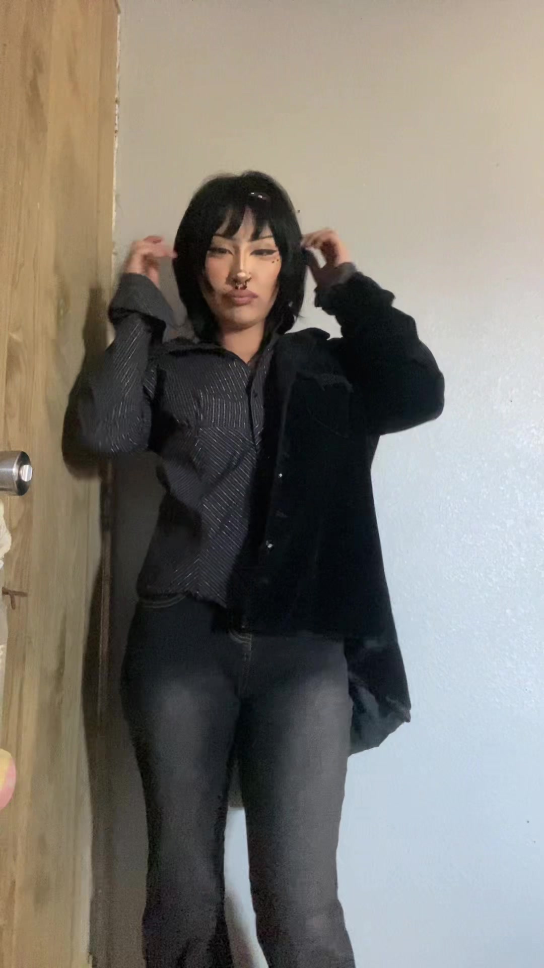 TikTok post by @b1udk1sses for Emmiol. Caption reads: [...] THESE PANTS i need to make vid sorri @EMMIOL....