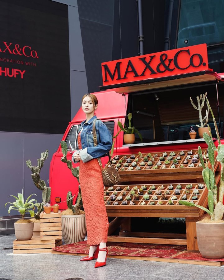 Instagram post by @kaede_ for WeWork. Caption reads: MAX＆Co.とファッション＆ライフスタイルブランド「CHUFY」のデザイナー、ソフィア・サンチェス....