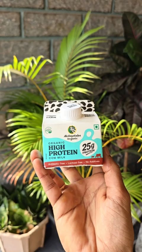 Instagram post by @stealthy_lifter for Akshayakalpa Organic. Caption reads: Macros:
Calories: 2100
Carbs: 275g
Protein:....