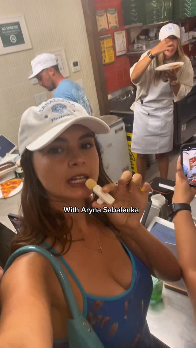 Instagram post by @bananabonani for Electrolit. Caption reads: Went to a block party at my favorite pizza shop....