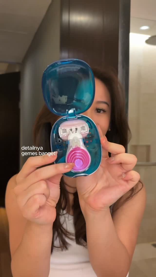 Instagram post by @rzfany for Gillette Venus. Caption reads: mandatory travel kit, but now @gillettevenus.id....